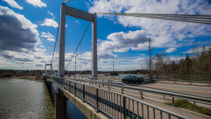 I landsbygdskommunerna blir befolkningen allt äldre, samtidigt som det föds färre barn. Det här dilemmat gör det svårt för kommunerna att få ekonomin att gå ihop. Rävsundsbron mellan Pargas och S:t Karins