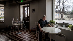 Försäljningen har minskat med 75 procent, det är tufft säger Ralf Degerth. Nu ska han passa på att måla väggarna i restaurangen. En man sitter vid ett tomt cafébord