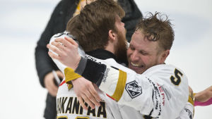 Backparet Hakanpää-Kukkonen fick också fira FM-guld tillsammans. Jani Hakanpää och Lasse Kukkonen firar FM-guld.