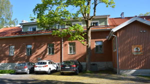 Gadolins laboratorium är ett daghem idag. Johan Gadolins laboratorium, en rödmålad stenbyggnad med bilar parkerade framför.