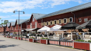 Magasinen byggdes på 1800-talet. Idag finns det många populära restauranger i magasinen. människor sitter på uteservering