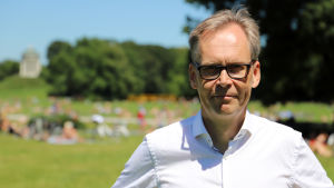 Kaj Arnö kommer att passa på att tillbringa en del av sommaren hemma i Finland. IT-företagaren Kaj Arnö står framför en massa människor som njuter av sommardagen i Englischer Garten i München