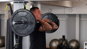 Nico Rönnberg har valt att spela på hemmaplan i Karis. Nico Rönnberg lyfter tyngder i gymmet.