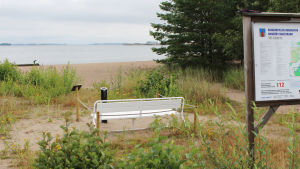 Rökarna kan njuta av havsutsikten i Hangöby. Avskilt område för rökare på strand