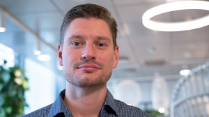Vårdbolagen gör vanligen förlust de första månaderna då ett nytt äldreboende öppnas, berättar Attendos försäljningschef Alex Gullichsen. Alex Gullichsen