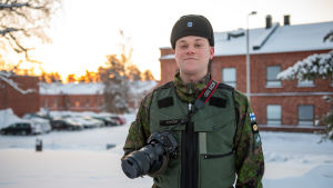 Oscar Ström tar bilder för tidningen Fanbäraren, som utkommer både digitalt och på papper. ung beväring som håller i en stor kamera