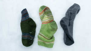 Reporterns sockor hann bli våta även under en kort runda i slaskvädret. Yllesockor på rad i snö, de är lite våta i bottnen.