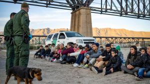 Det här är en arkivbild på en grupp brasilianska migranter som hade lyckats ta sig över gränsen från Mexiko till New Mexico för två år sedan. Det här är en arkivbild på en grupp brasilianska migranter som hade lyckats ta sig över gränsen från Mexiko till New Mexico för två år sedan.