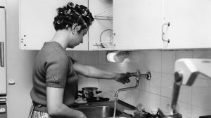 Nainen tiskaa astioita.
