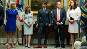 President Trumps fem ledande rådgivare. Längs till höger Sarah Sanders, till vänster Kellyanne Conway. President Trumps fem ledande rådgivare uppradade. Längs till höger Sarah Sanders, till vänster Kellyanne Conway.