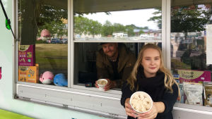 Glassförsäljarna Sampsa Pakarinen och Elina Eklöf. Glassförsäljare visar upp hundglass.