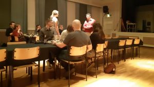 Emma Kullberg som Rosalie Åkerblom och Jan Karell som Melker Kröngård. Bilden är från generalrepetitionen den 22 januari. Skådespelarna Emma Kullberg och Jan Karell står bland publiken i pjäsen En mördares manuskript.