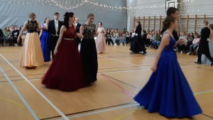 Gymnasisterna hade övat i flera månader på danserna. Finklädda tvåor i Virkby gymnasium dansar.