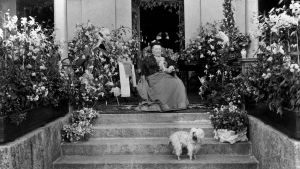 Aurora Karamzin sitter framför sin villa på sin 90-årsdag. Aurora Karamzin framför sin villa