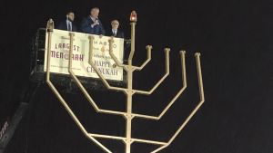 Chanukka-högtiden börjar på söndag. Den här bilden är från en ceremoni i New York 2018. Bill de Blasio tänder lyktan i Brooklyns största menora-ljusstake