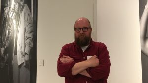 Jean Ramsay har en bakgrund som musikjournalist. Han har kuraterat utställningen tillsammans med rapparen Karri "Paleface" Miettinen. Bild på Jean Ramsay på Vanda konstmuseum Artsi.