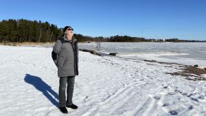 Uffe Johansson njuter av vårsolen. Uffe Johansson står vid Kräkelsundet och njuter av vintersolen iklädd solglasögon.