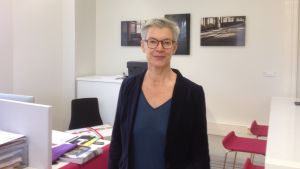 Tiina Rosenberg tror på positiv grundinställning. Tiina Rosenberg på sin arbetsplats