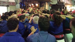 Castellets bas, la pinya, måste byggas omsorgsfullt Början av en castell i Sitges