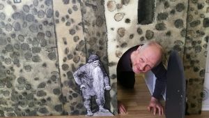 Alexander Reichstein intill tomtegubben i Åbo slott. Alexander Reichstein kikar ut ur ingången till Åbo slott. Topelius sagoland i Nykarleby 2018.