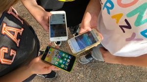 Daniel Perret, Jemina Sandell och Ellen Saarinen använder mest Snapchat och Instagram. Tre mobiltelefoner