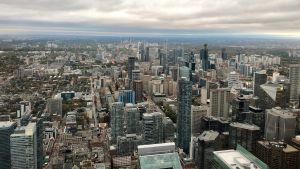 Miljonstaden Toronto beskrivs som en av världens mest multikulturella städer. Många av de 300 000 invandrare som Kanada tar emot årligen kommer till Toronto. Invandringen har inte blivit en stor valfråga i Kanada. Vy över Toronto, Kanada