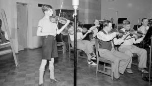 Yleisradion Radio-orkesteri ja viulisti Heimo Haitto soittavat Helsingissä Fabianinkadun radiotalon studiossa 1939.