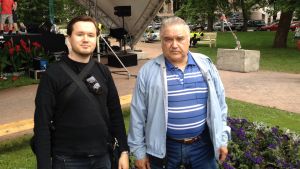 Sannfinländarnas anhängare Martti Mannila och sonen Markus Mannila på plats under partiets evenemang i Björneborg. Sannfinländarnas anhängare Marti Mannila och sonen Markus Mannila på plats under partiets evenemang i Björneborg.
