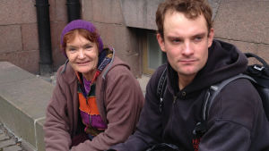 - I dag vet jag att min son tycker om mig fast han ibland blir jäkla sur på mig om jag druckit, säger Sue. Här tillsammans med hennes son Mats Lemström. Sue och Mats Lemström
