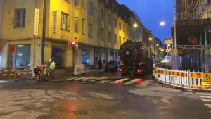 På Nylandsgatan är en del av gatan avstängd medan man pumpar vatten och reparerar skador. Vattenläcka i Rödbergen stannar trafiken.