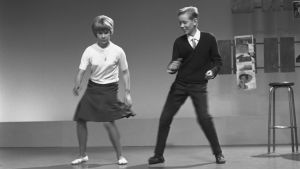 Lillemor Sandman ja Roger Gustavsson sätkyttelivät epämääräisesti tv-kriitikon mielipahaksi. Lillemor Sandman ja Roger Gustavsson tanssivat twistiä Iskelmäkarusellissa vuonna 1962.