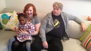 Jonna och Robin Sundberg tillsammans med dottern Mary. Familjen Sundberg i soffan