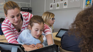 Skolgångsbiträden finns till för att stödja elever i skolan. elev får hjälp av lärare