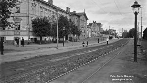 Bilden togs år 1908 och då hade vattenröret använts i 19 år. Samma vattenrör används fortfarande i dag och ska bytas ut i samband med renoveringen. På bilden syns den gatusträcka som i dag är Tavastvägen 16, 20 och 22. Tavastvägen år 1908.
