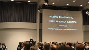 Ordförande för De ungas agenda 2030, Siiri Mäkelä, presenterar klimatuppropet. Ordförande för De ungas agenda 2030, Siiri Mäkelä, presenterar klimatuppropet.