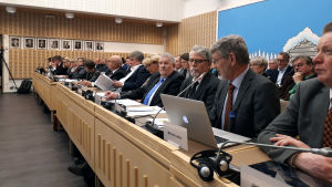 Fullmäktigemöte i Korsholm den 2 april 2019, då man röstade mot en fusion med Vasa. Fullmäktigeledamöter på rad fullmäktigesalen i Korsholm