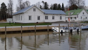 Wilhelmsdal i Ingå kyrkby. En vit träbyggnad i Ingå kyrkby som heter Wilhelmsdal.