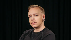 Aleksi Rantamaa katsoo vakavana kameraan
