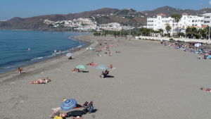 Jantteris senaste uppdateringar på sociala medier är från spanska solkusten. Arkivbild. vy över badstrand på spanska solkusten, Fuengirola