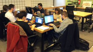 Unga och ambitiösa entreprenörer som har fått en möjlighet att utvecklas på inkubatorn ICK. Sex ungdomar sitter runt ett bord och jobbar bakom sina bärbara datorer.