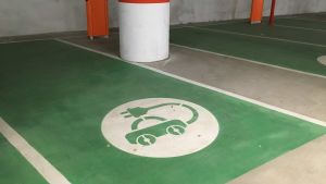 Rätt tomt på ekoplatserna i metroparkeringen. Laddningsställe för elbilar