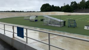 Bancyklisterna har i flera år kämpat för en inomhusvelodrom, men ännu har ingen sådan planerats. Trots att velodromen börjar vara sliten, så ordnades till exempel de estniska mästerskapen på velodromen i Helsingfors i juli, då Tallinns motsvarighet är i sämre skick. Velodromen i Helsingfors. Betongen är sliten och våt av regn, och i mitten finns en grön gräsmatta gjord för amerikans fotboll.