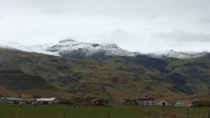 Guðný Valbergs gård med vulkanen Eyjafjallajökull i bakgrunden Vulkanen Eyjafjallajökull i Island