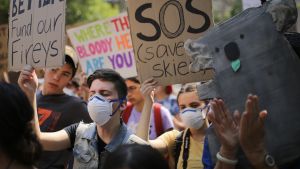 Sydneybor demonstrerar mot Australiens premiärminister Scott Morrisons beslut att åka på semester mitt under krisen. Demonstranterna tänker protestera utanför Morrisons hem tills han återvänder. Demonstration mot Australiens premiärminister under pågående skogsbränder.