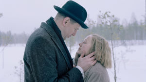 Henrik Rafaelsen som Redaktören och Alba August som den unga Astrid Lindgren. Scen ur filmen.