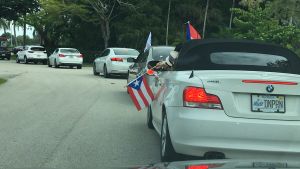 Under högljutt tutande åker valkaravanen iväg. Puerto ricansk valkaravan