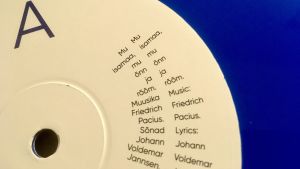 En skiva med fyra olika versioner av den estniska nationalsången Mu isamaa, mu õnn ja rõõm.