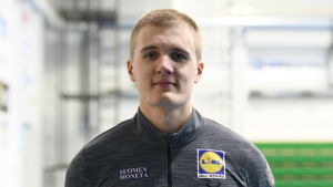 Ännu vet Oliver Helander inte när han kan börja tävla. Han hoppas på spjutgalan i Vanda i slutet av maj. Oliver Helander tittar in i kameran