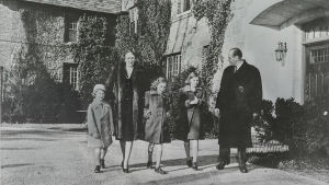 Norska kronprinsfamiljen fotade utanför Pooks Hill, deras hem under tiden i USA. Bilden troligtvis från 1942. Norska kronprinsfamiljen fotade utanför Pooks Hill, deras hem under tiden i USA. Bilden troligtvis från 1942.