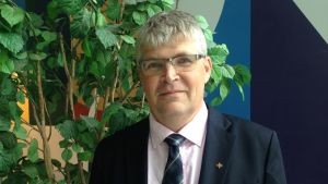 Rolf Steffanson tar Max-Olav Lassilas plats. Rolf Steffansson, verksamhetsledare för Finska Missionssällskapet besökte Radiohuset